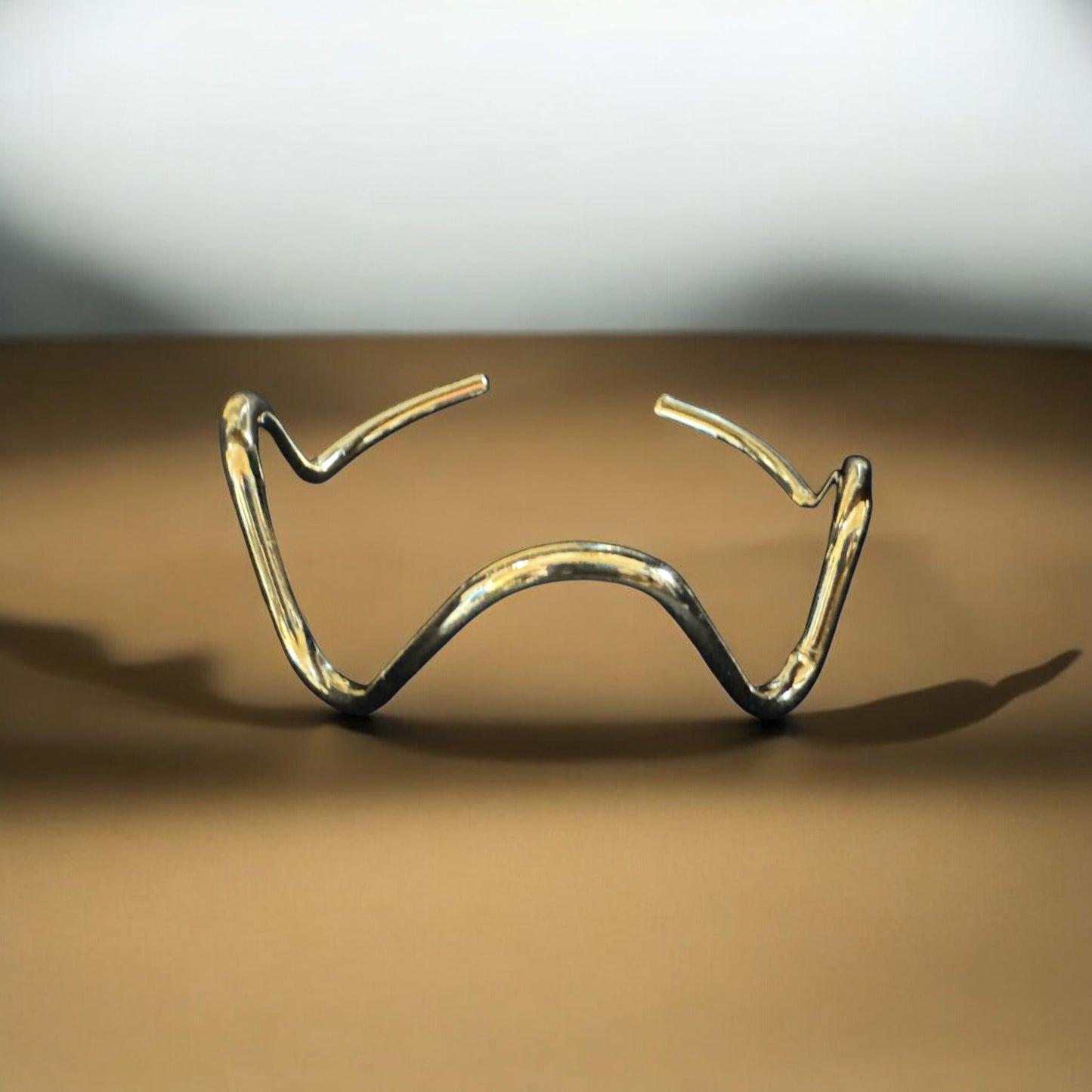 Brazalete abierto con diseño ondulado