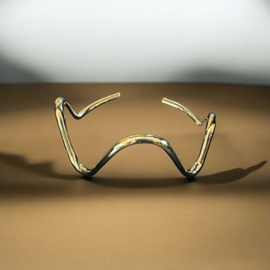 Brazalete abierto con diseño ondulado