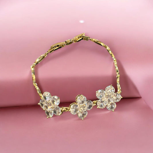 Pulsera con detalles florales brillantes