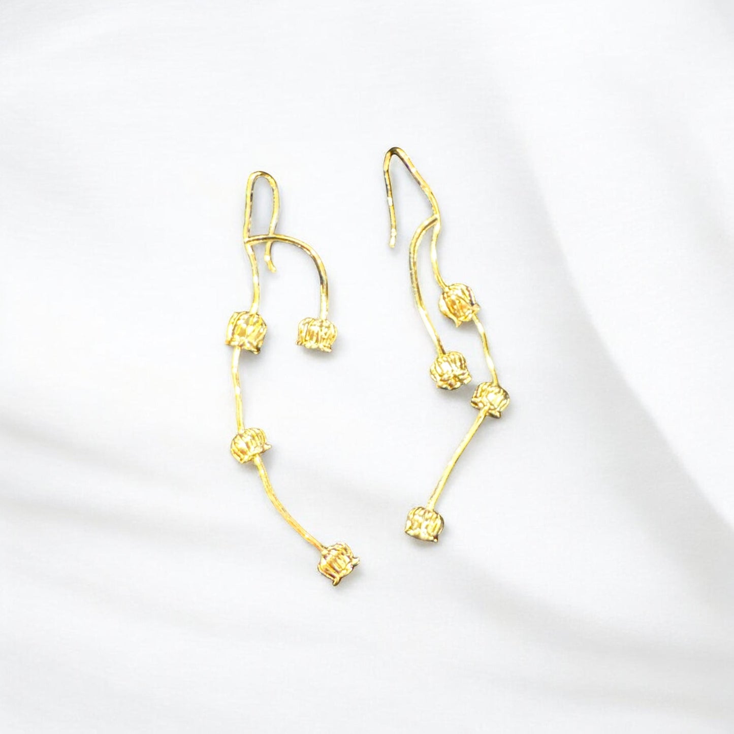 Pendientes largos de ramas y flores