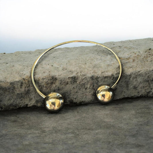 Brazalete con extremos de bola